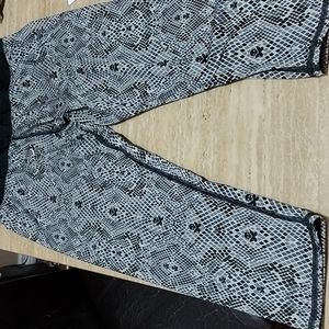 Betty Designs Size L Cropped Leggings